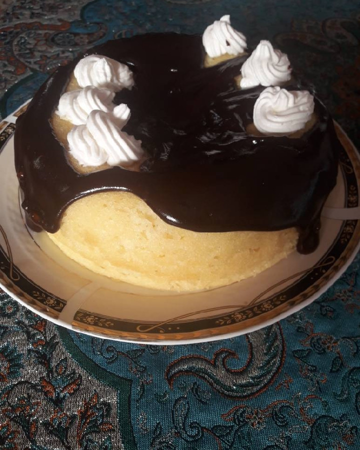 عکس کیک وانیلی با تزئین خامه و سس شکلاتی خودم پز