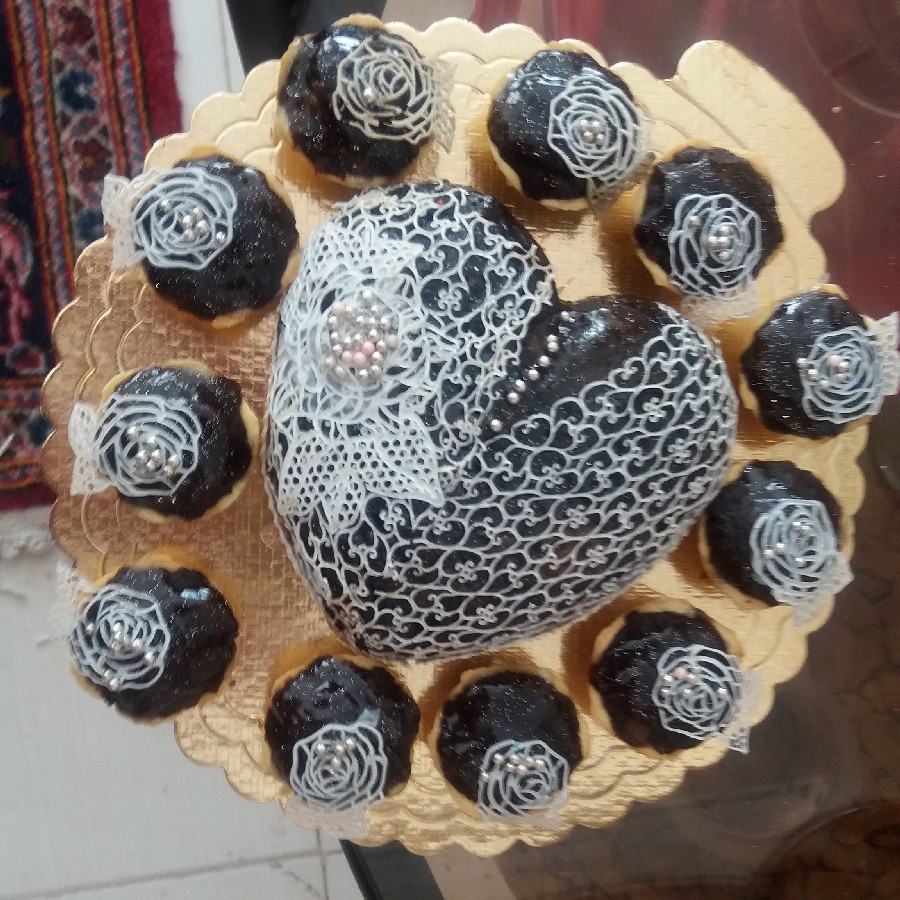 کیک شکلاتی با تزئین گیپور 