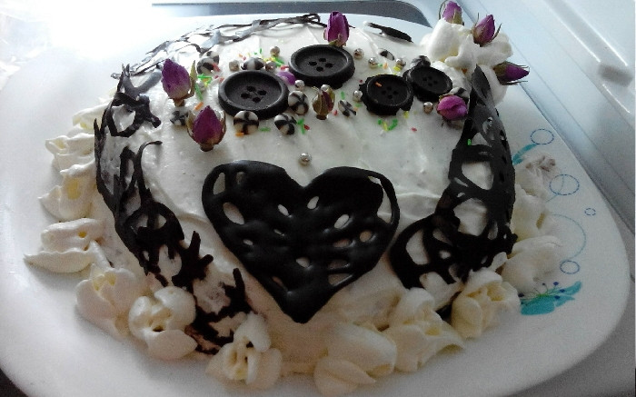 عکس کیک شکلاتی آلبالویی با خامه مخصوص
