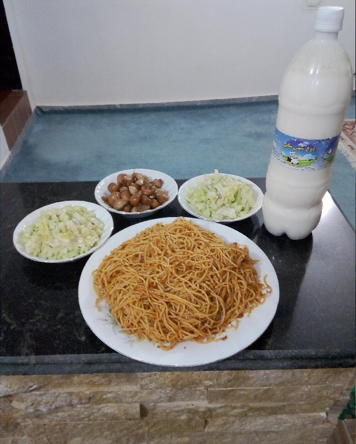 عکس ناهار امروز ما ماکارونی با سالاد کاهو
خوراک مرغ با کوبیده جای همگی سبز
و سالاد شیرازی