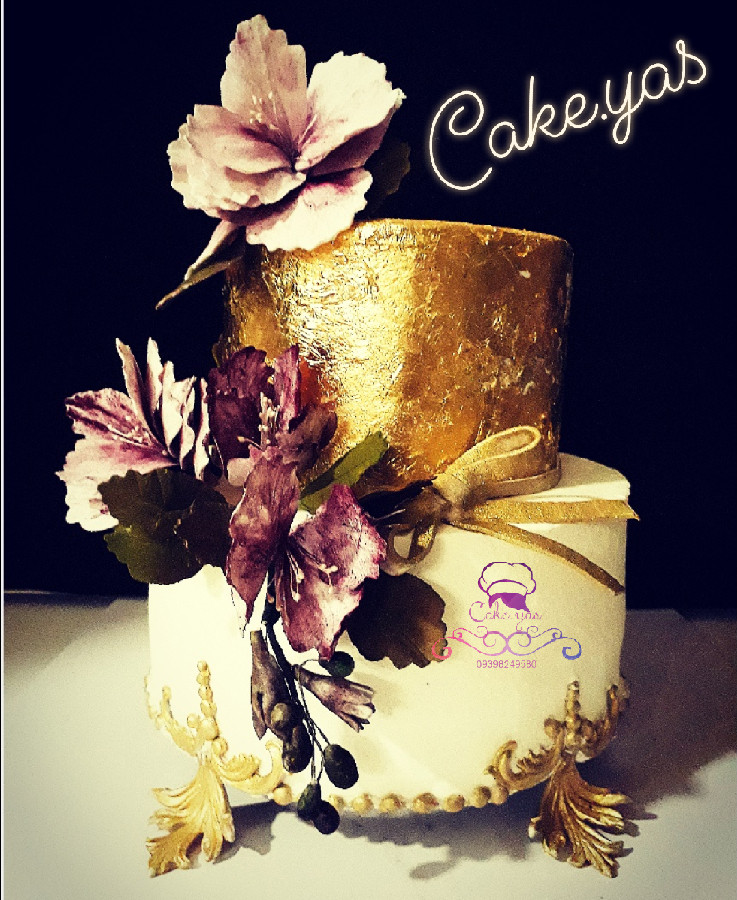 کیک خامه ایی تولد با گل های ریسه ایی شکری 