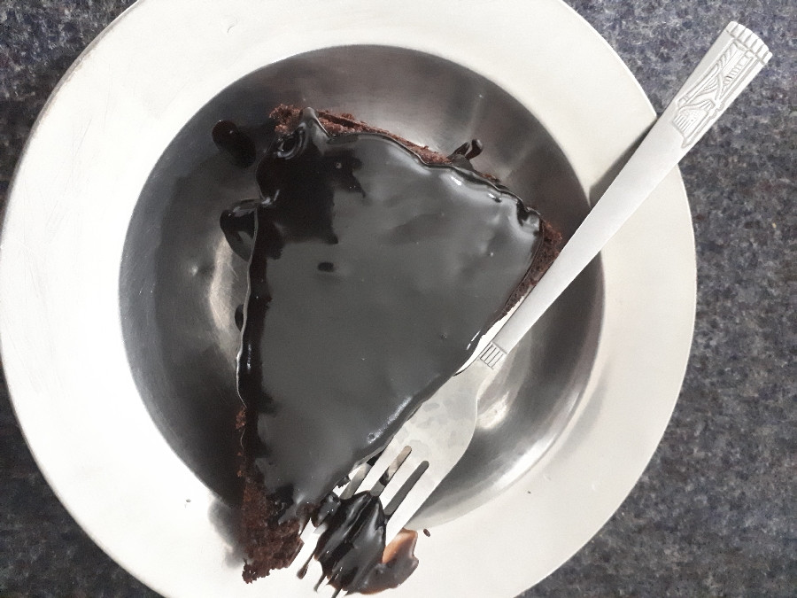عکس کیک شکلاتی با روکش گاناش 