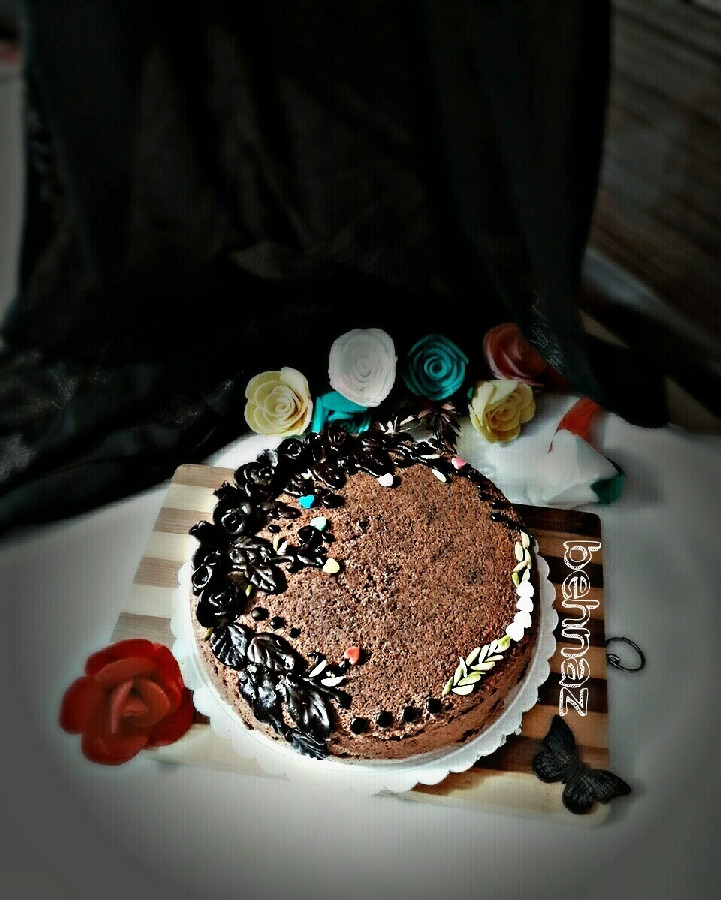 عکس کیک شیرشکلاتی با تزیین گل های خمیر شکلاتی