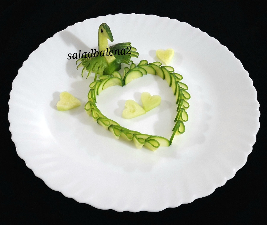 عکس پرنده با خیار