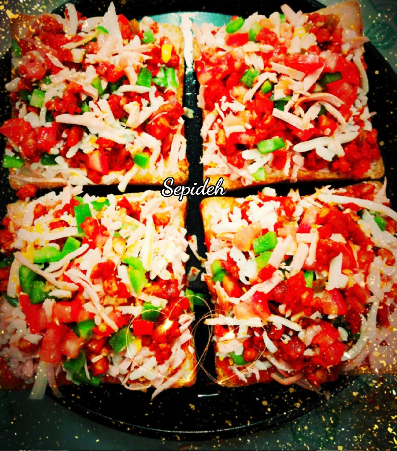 عکس پیتزا 
اینم مینی پیتزای مخلوط قارچ و گوشت من ｡◕‿◕｡
