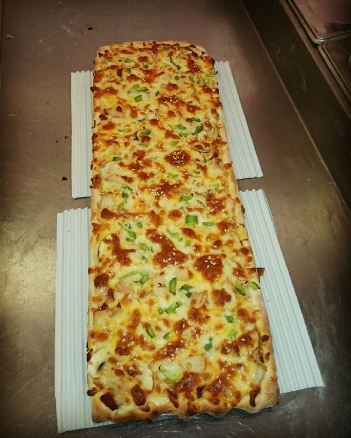 عکس اینم پیتزا های نیم متری من واس سلف سرویس  