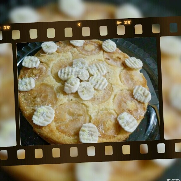 عکس کیک پای سیب با تزئین موز