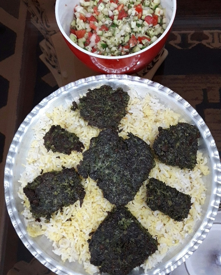 عکس کوکو سبزی با برنج کته 
کوکوسبزی من این دفه چسبید ب ماهیتابه بزور جداش کردم ?