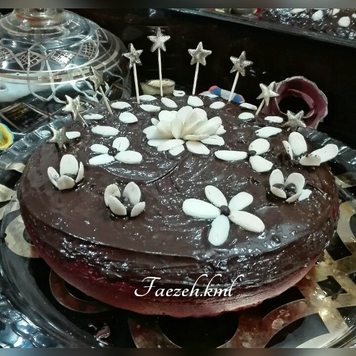 عکس کیک خونگی با روکش شکلاتی و تزیین بادوم