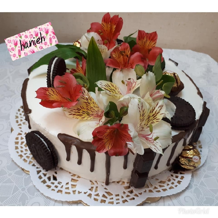 کیک اسفنجی با دیزاین گل طبیعی و شکلات