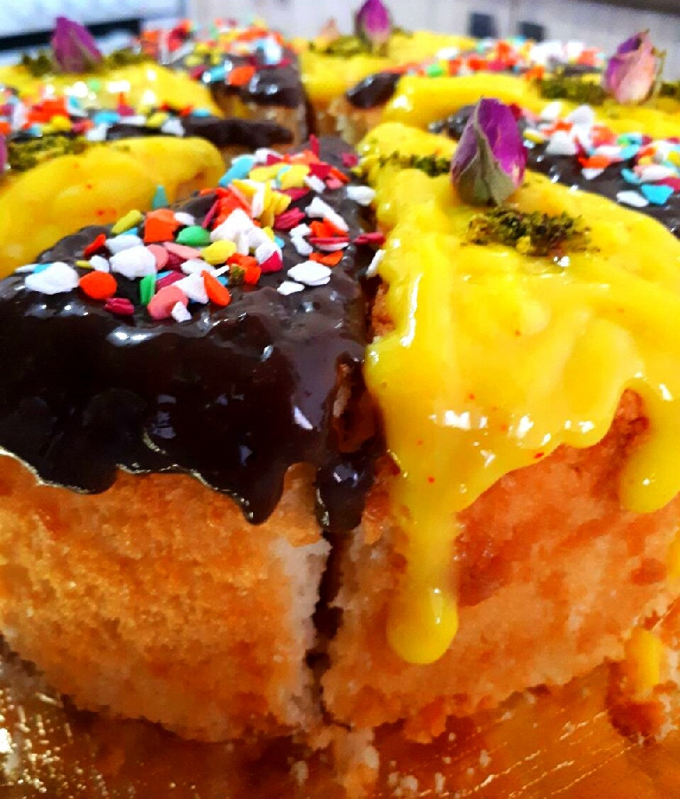 عکس کیک وانیلی 
با سس شکلات وزعفران