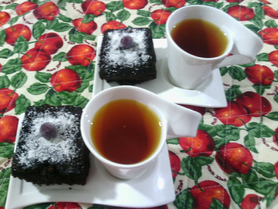 عکس عصرانه دو نفره کیک خیس, با چای زعفرانی 