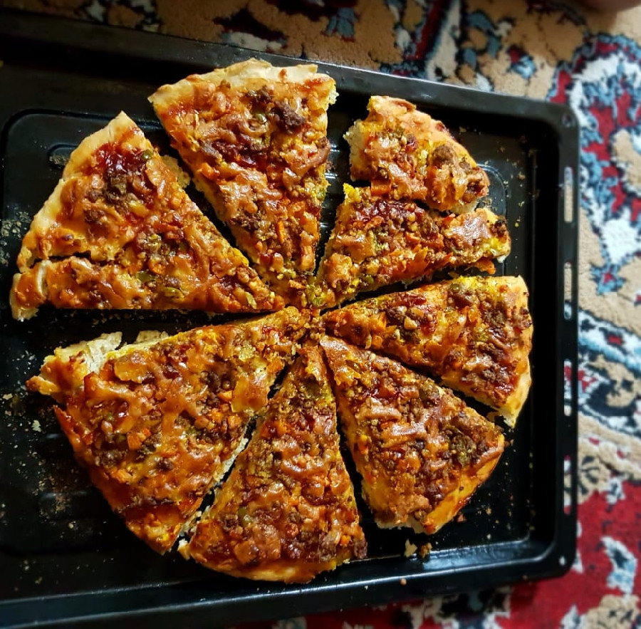 پیتزای گوشت چرخ کرده 
خمیرش هم خودم درست کردم 