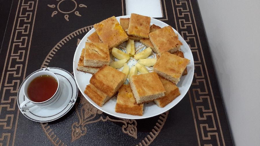 کیک سیب و دارچین با چای زعفرونی 