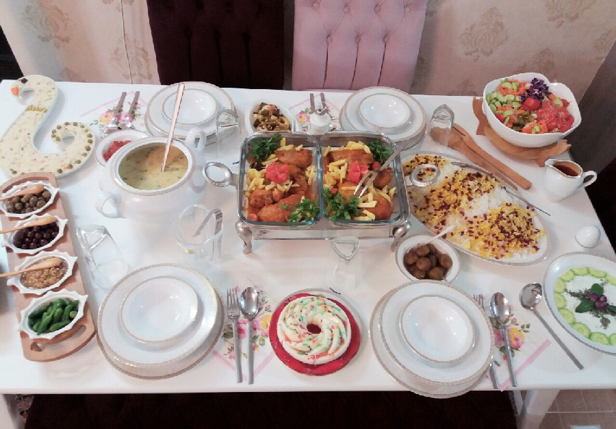 عکس زرشک پلو با مرغ،سوپ قارچ،سالاد الویه،موس وانیلی و ژله توت فرنگی،ماست و خیار و سالاد فصل