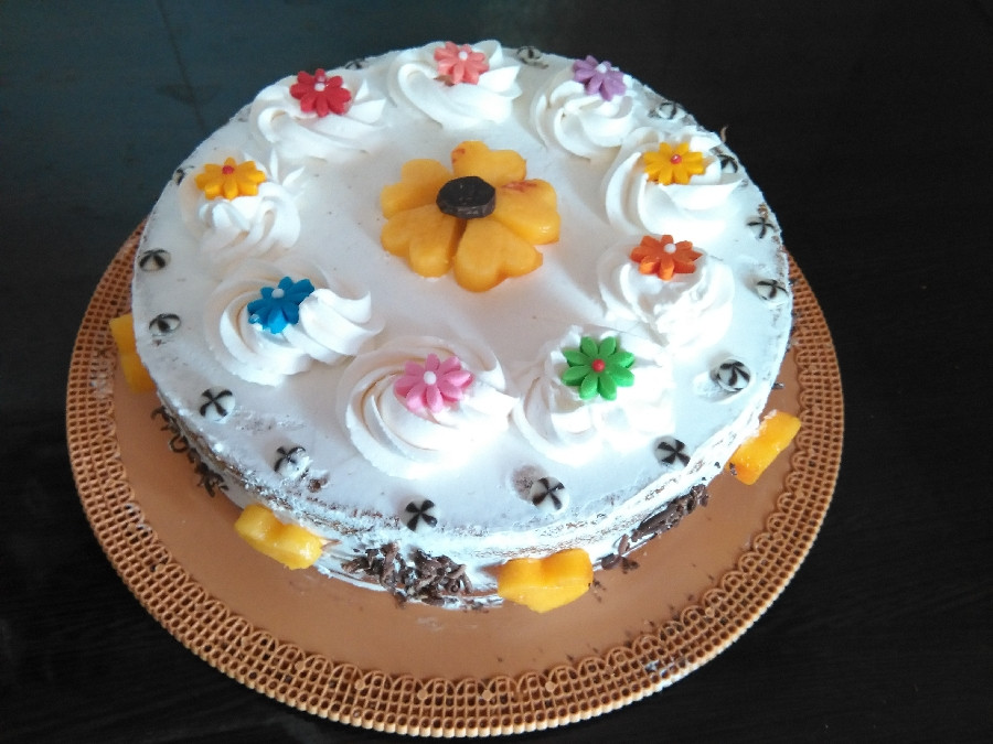 کیک خامه ای با فیلینگ موز و گردو(اولین کار با ماسوره گل رز)