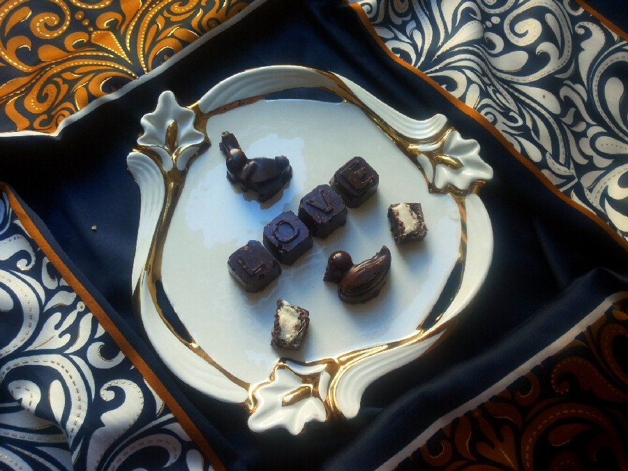 شکلات کنجدی با فیلینگ پشمک