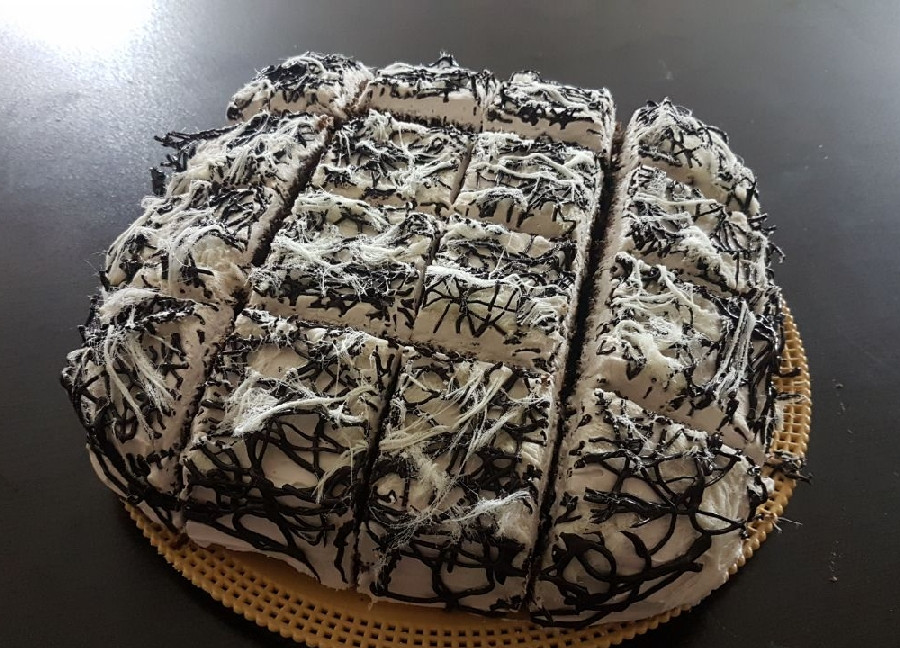 کیک اسفنجی با رویه شکلات و پشمک