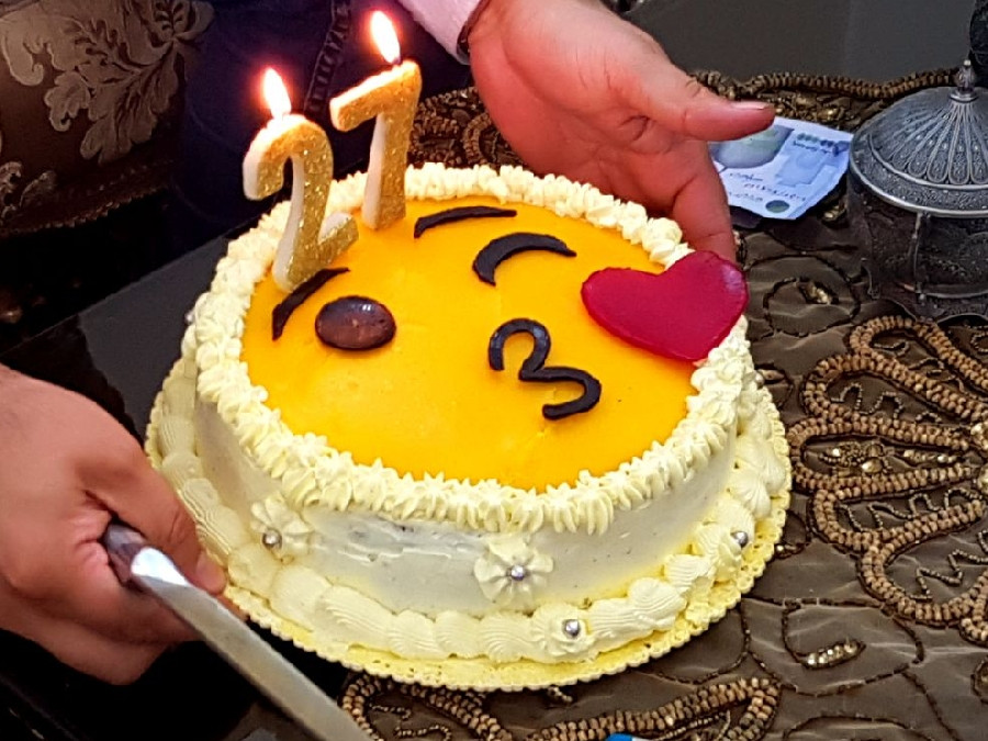کیک تولد با تم ایموجی