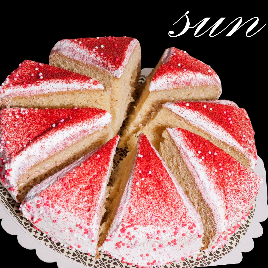 کیک  اسفنجی با تزئین خامه
