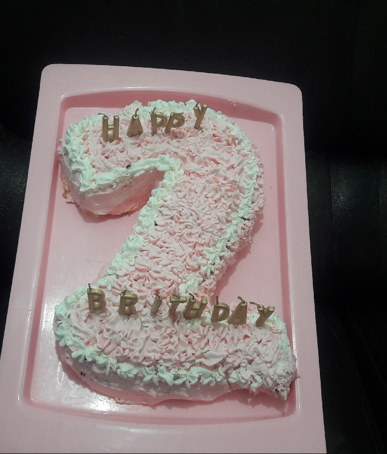 کیک تولد دو سالگی دخترم کیک اسفنجی بود با فیلینگ موز و گردو خیلی خوب شده بود جای شما خالی