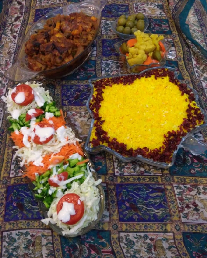 عکس ناهاردورهمی باخانواده خوراک مرغ باقارچ وسالادفصل جاتون خالی