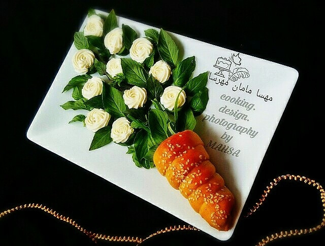 عکس نون پنیر خیار سبزی