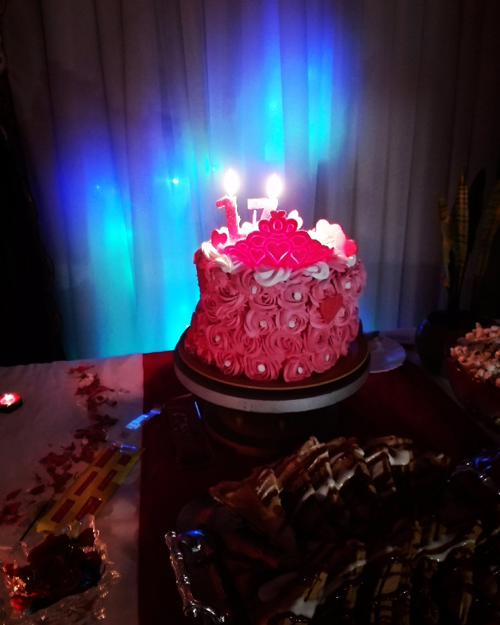 کیک دیشبم برا تولد ابجیم