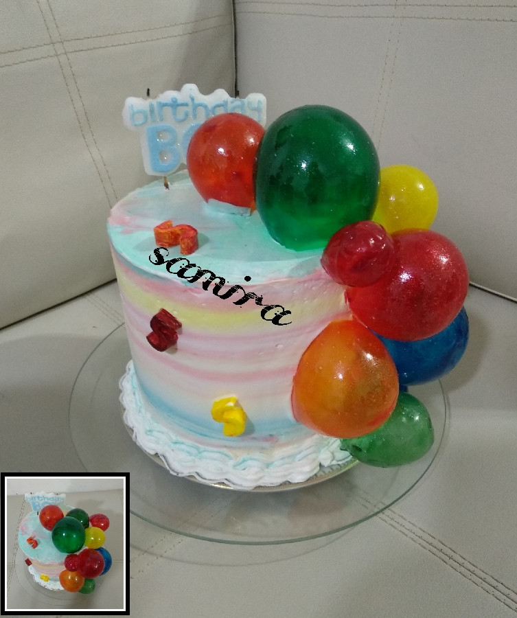 کیک تولد رنگی پلنگی با دیزاین بادکنک های خوراکی.