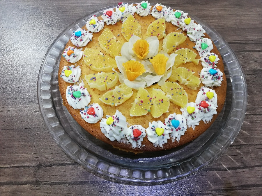 عکس کیک با تزئین خامه و پرتقال