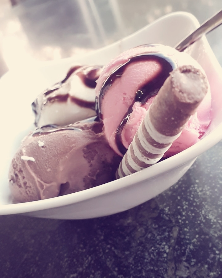 بستنی شکلاتی ، توت فرنگی و شیری
