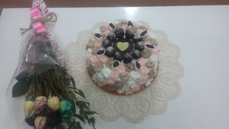 عکس کیک با فیلینگ موز و گردو و شکلات نارگیلی