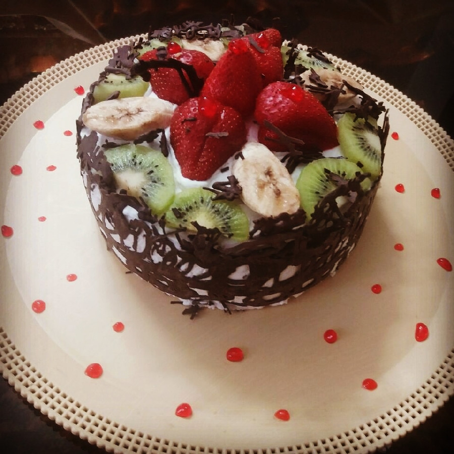 عکس کیک اسفنجی باتزین میوه و شکلات