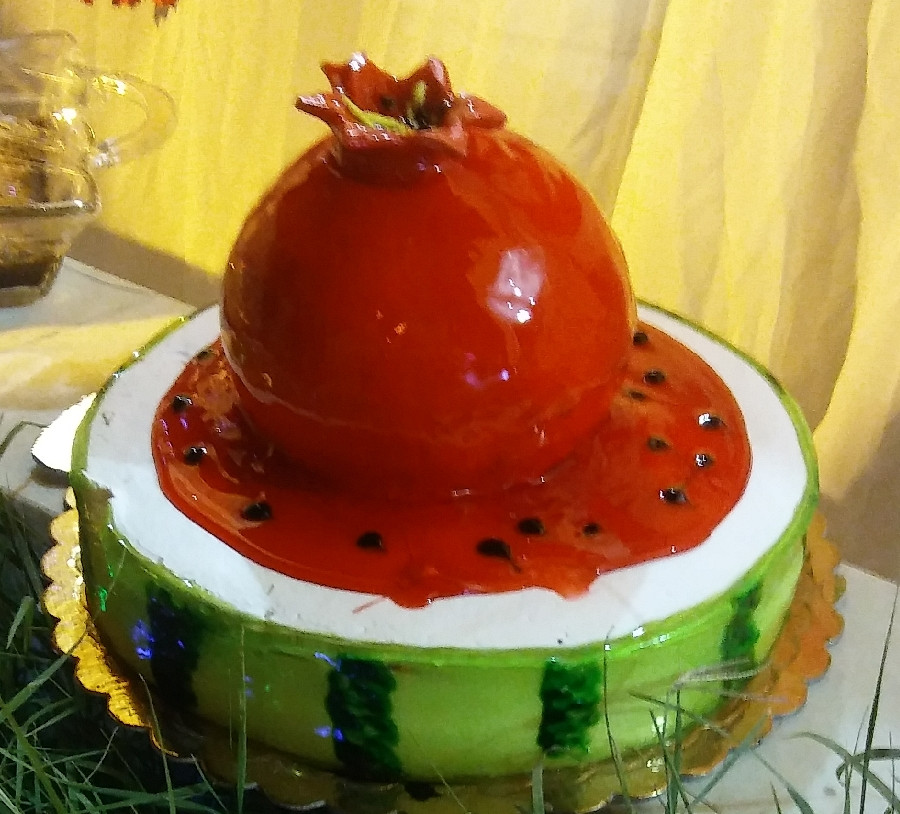 عکس کیک اسفنجی. برای یلدا انار و هندوانه