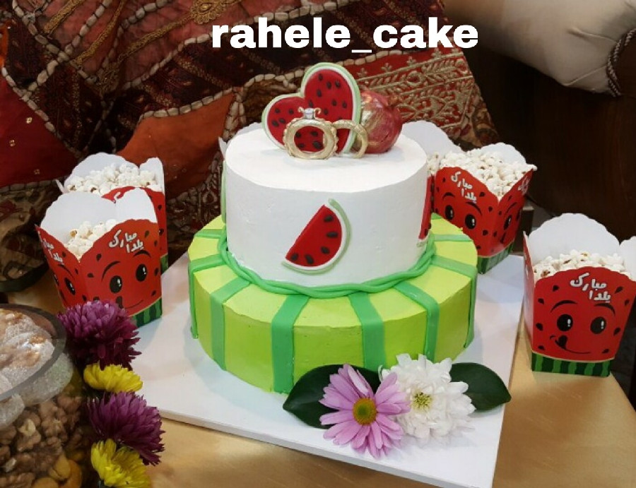 عکس کیک سفارشی برای یلداعروس خانم 