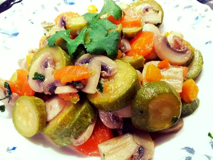عکس خوراک کدو سبز و سبزیجات بخارپز