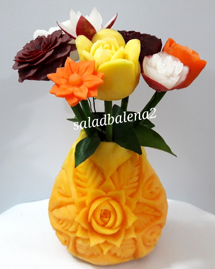 عکس گلدان  و گل با سبزیجات