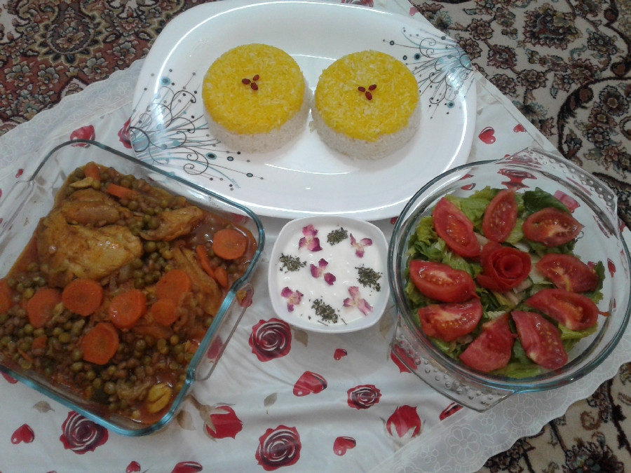 عکس مرغ همراه با نخودفرنگی و هویج و انار