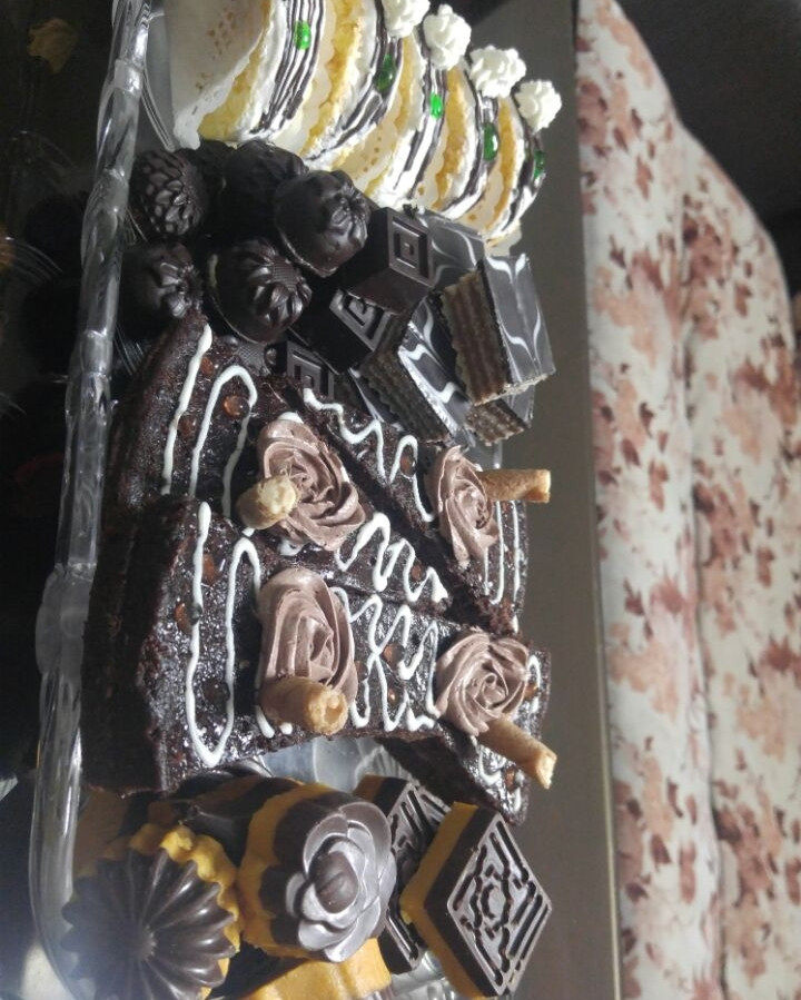 #برشتوک نخودچی شکلاتی
#کیک خامه ای شکلاتی
#میکادو#پشمک شکلاتی
#رولت خامه ای بدون فر