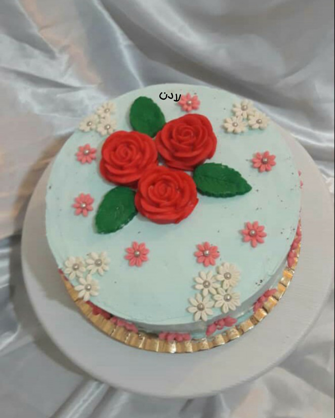 عکس سلام به دوستان گل پاپیونی خودم این کیک رو امشب درست کردم که فردا با خودم ببرم مهمانی 