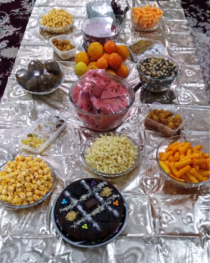 عکس سفره یلدا خونه جاری عزیزم با کیک و باسلوق دست پخت ما