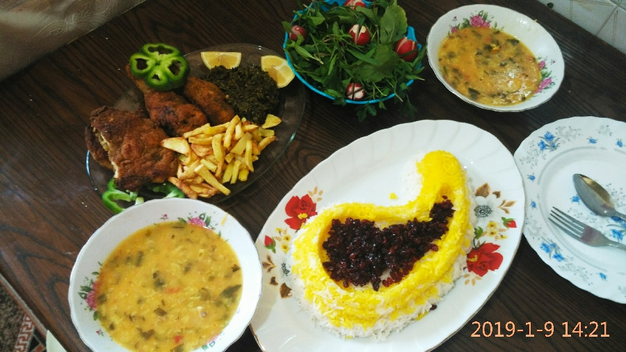 عکس مرغ سوخاری با زرشک پلو سوپ سبزیجات برای مهمون عزیز 