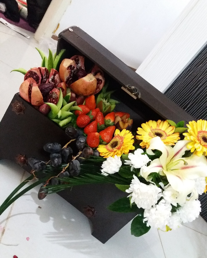 عکس صندوقچه انار و توت فرنگی