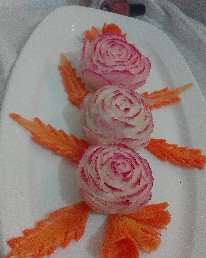عکس سلام به دوستان پاپیونی خودم اینم گل‌های من با شلغم و هویج به عشق شما دوستان گلم و پاپیون جونم عکس میفرستم