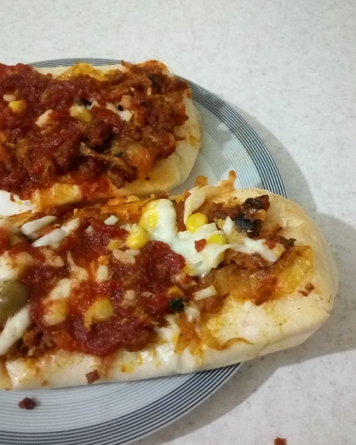 عکس مینی پیتزا گوشت و قارچ