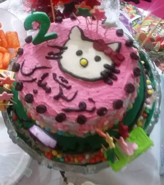 کیک تولد باخامه وفوندانت