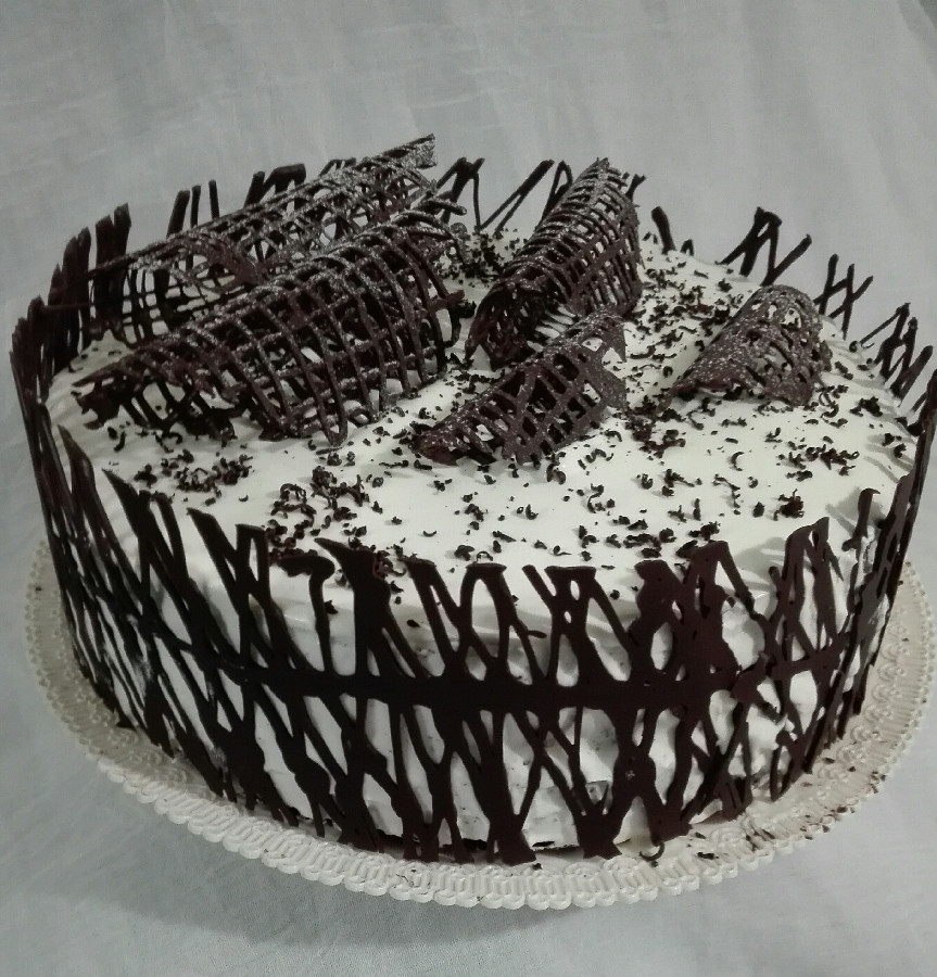 عکس کیک شکلاتی با فیلینگ موز و گردو 