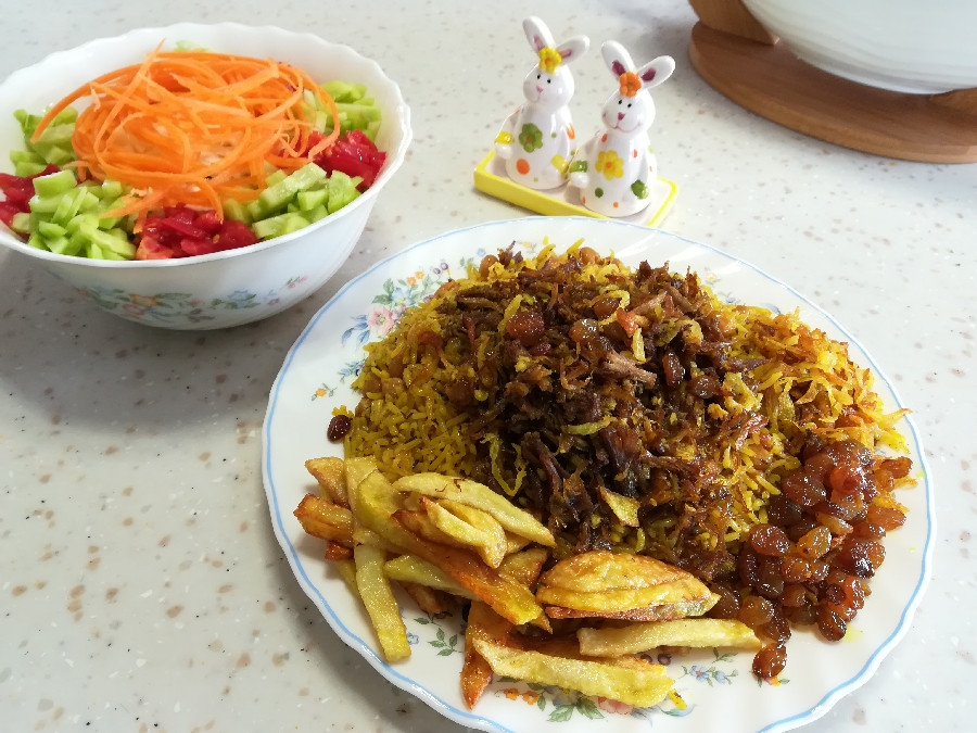 عکس روزتون عالی ناهار امروز غذای عربی گوشت وکشمش وسیب زمینی البته گوشت ریش شده