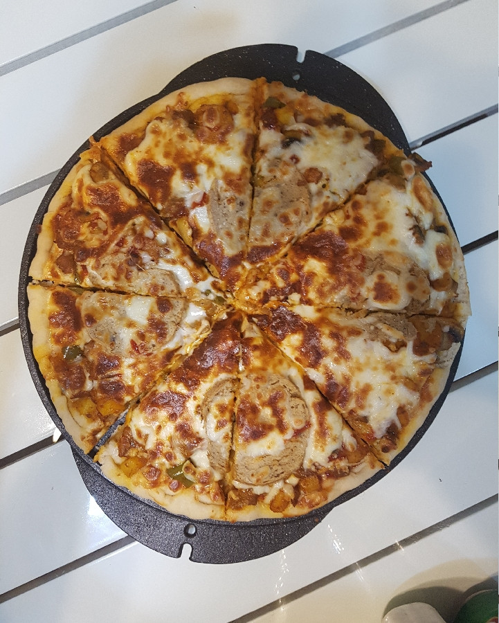 عکس پیتزا چدنی(قارچ وگوشت)