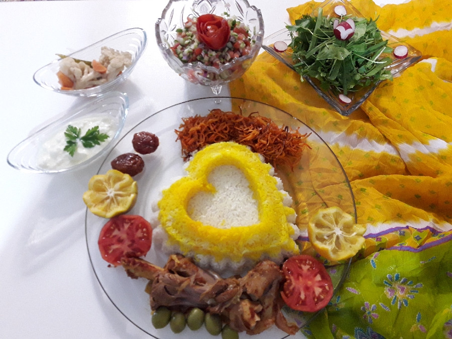 خورشت ماهیچه وسالاد شیرازی